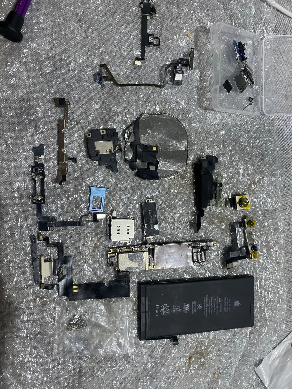 Placa do iPhone XR 128 giga com Face ID iCloud limpo e subindo no sinal de chip normal  - Foto 6