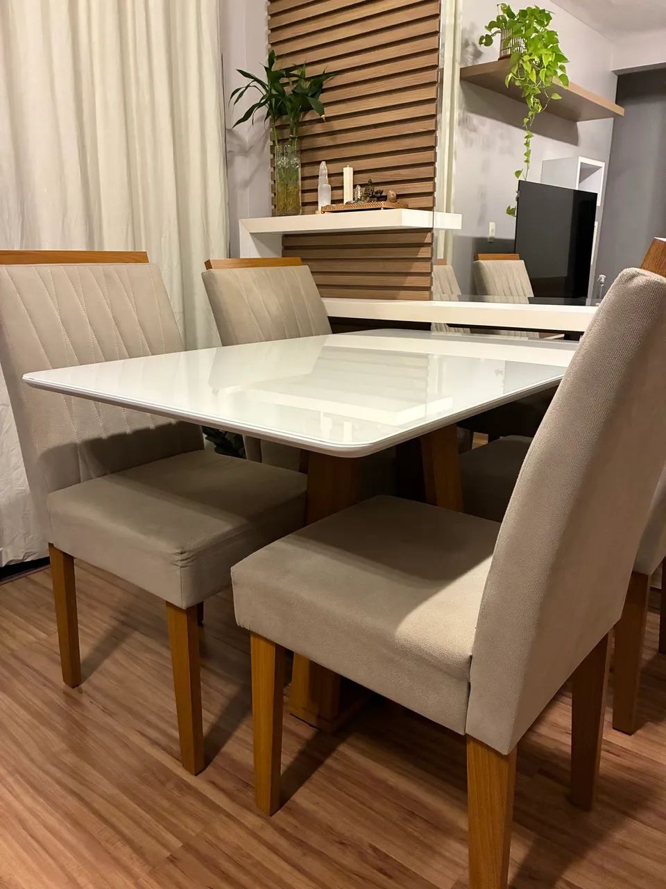 Mesa com 4 cadeiras (Motivo Mudança)