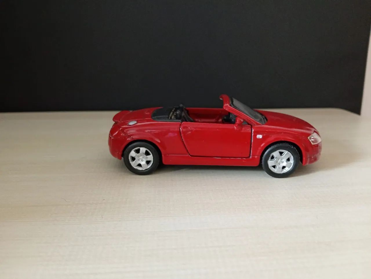 Carro vintagem vermelho  - Foto 3