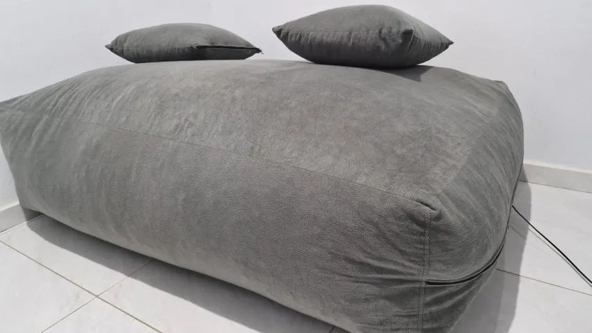 Puff Gigante Retangular Cinza (Estilo Suede) + 2 Almofadas - Foto 3
