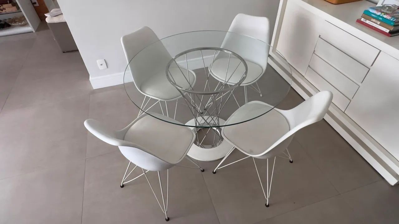 Mesa de Jantar + 4 cadeiras Eames (Tok&Stok)