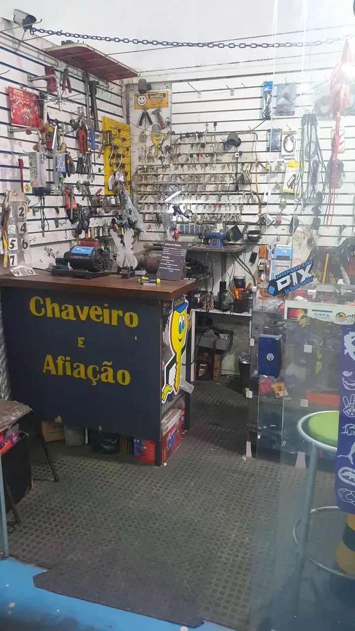 passo o ponto chaveiro com maquinas ferramentas e loja de acessórios para celular  