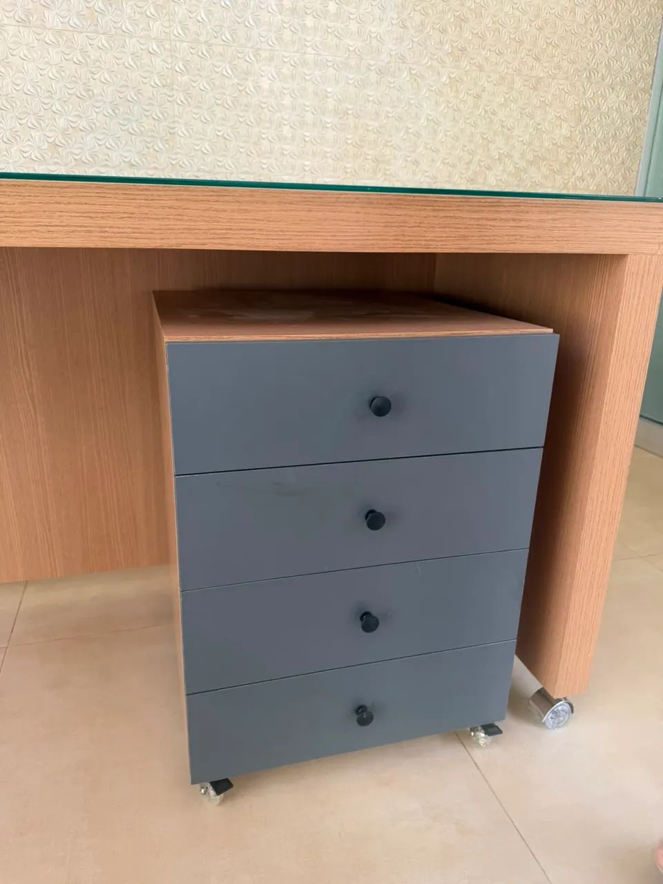Mesa de Escritório em Madeira com Gaveteiro Móvel - Excelente Estado - Foto 4
