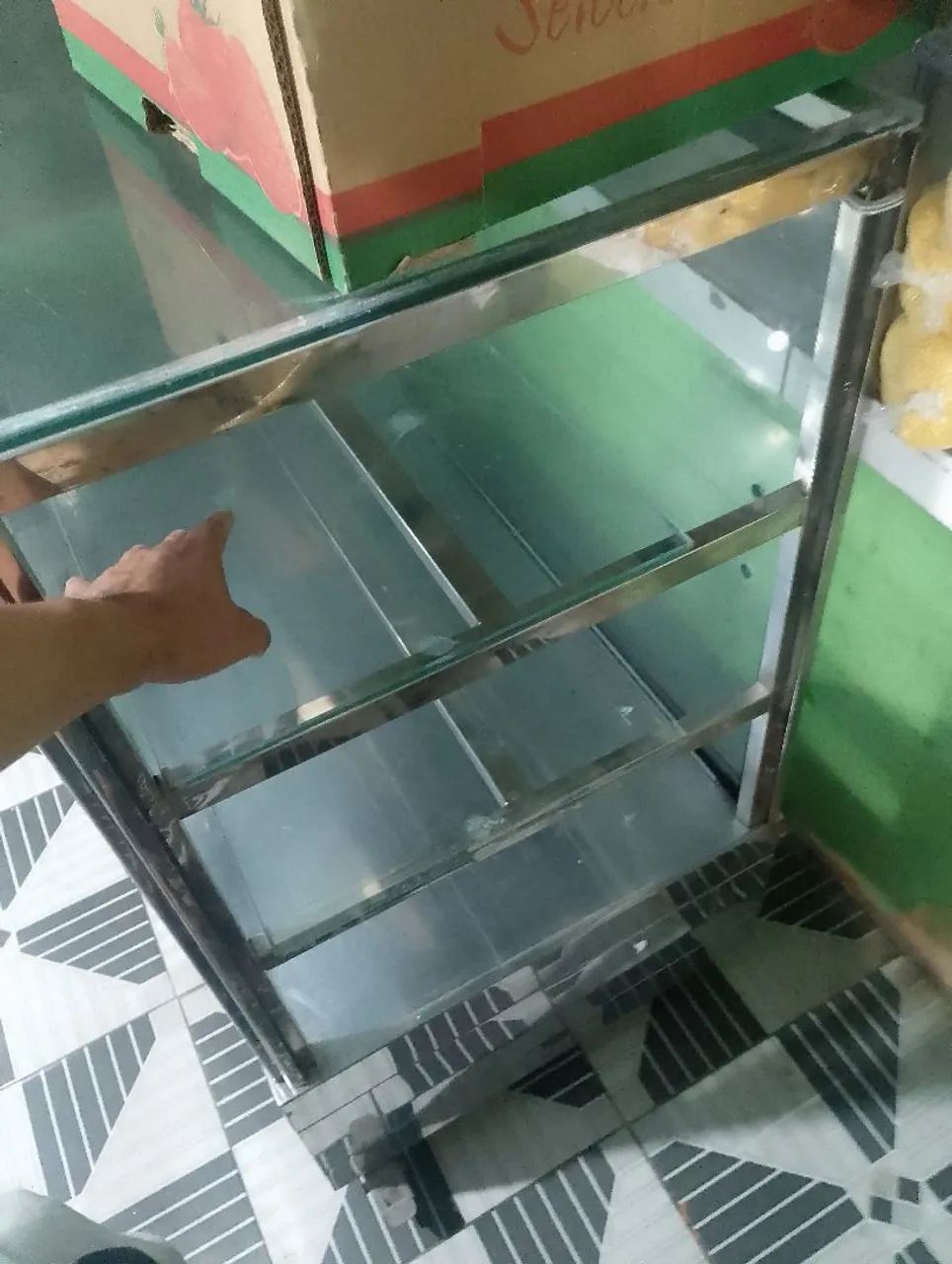 Vende-se vitrine ou balcão de vidro - Foto 3