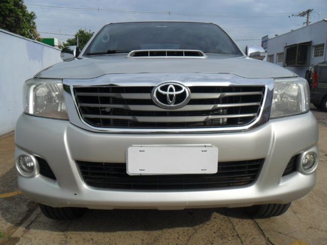 Toyota Hilux CD Srv D4-D 5 marchas 4x4 3.0 Tdi Diesel Aut - Foto 2