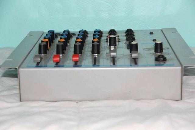 Mesa De Som Oneal Omx-400 4 Canais + 1 Auxiliar Rca (bivolt)