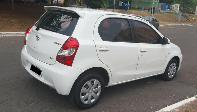 Toyota Etios 1.5 XS Hatch 2013/2014 Branco - Foto 2