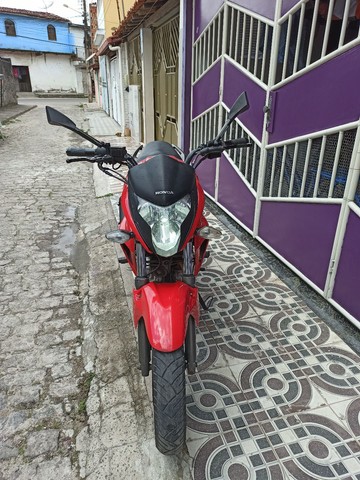 LINDA CB 300 VERMELHA