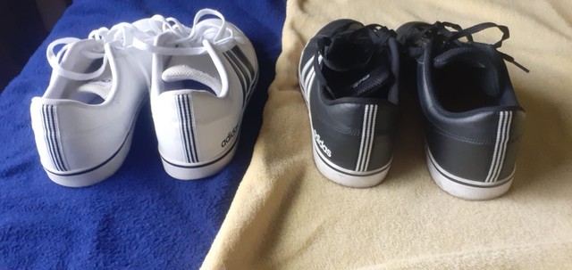 dois pares de tenis adidas