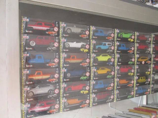 carros da maisto na embalagem 15 reais a  unidade