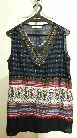 Blusa feminina estampada com pedrarias seminova - Foto 3