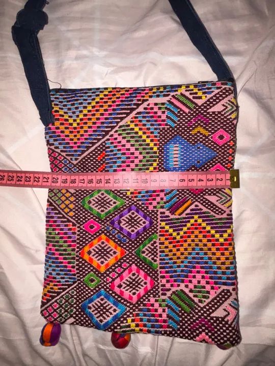 Bolsa de ombro colorida regulável com pompons - Foto 3