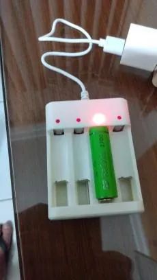 Carregador de baterias e pilhas 1,2v e 1,5v AA e AAA pela Porta Usb-15Reais - Foto 3