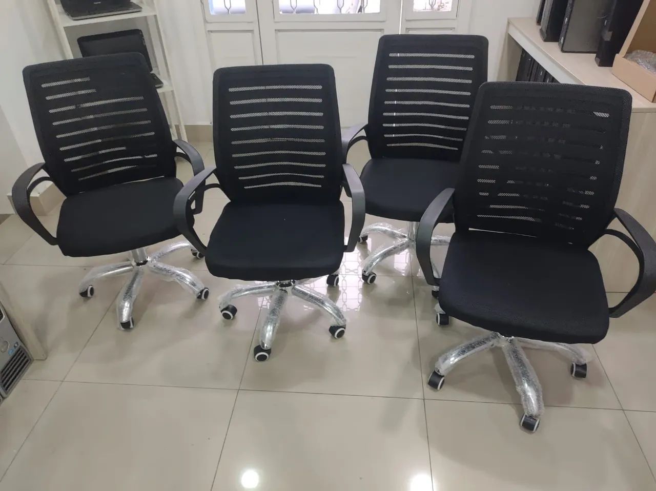 Cadeira de escritório Novas R$280,00 cada - Foto 2