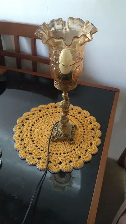 Abajour de bronze antigo com cupula de vidro 