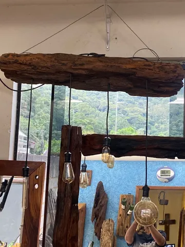 Luminária rústica de dormente