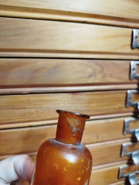 (LEIA O ANÚNCIO) Frasco de vidro âmbar, década de 1940, antiguidade  - Foto 5