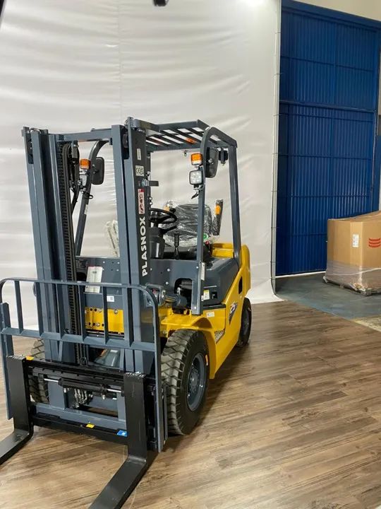 EMPILHADEIRA PLASNOX 2.5T TORRE DUPLEX NOVA DIESEL 3MTS