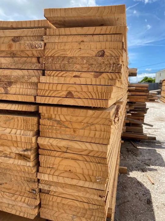 Tábuas, ripas e vigas de Pinus 