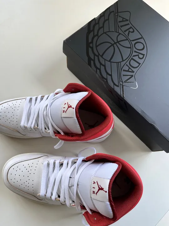 Tênis Jordan 1 Mid Branco Vermelho