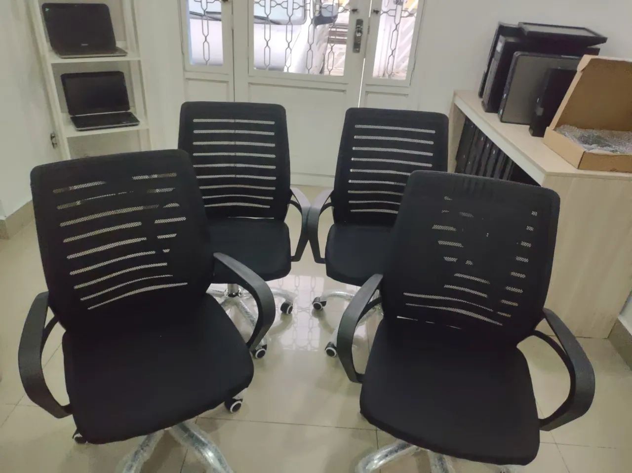 Cadeira de escritório Novas R$280,00 cada - Foto 4