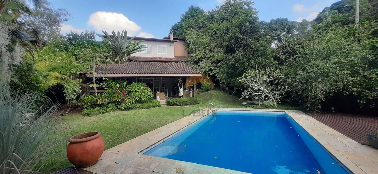 Casa encantadora e cheia de charme com 4 dormitórios (2 suítes) no melhor da Granja Viana