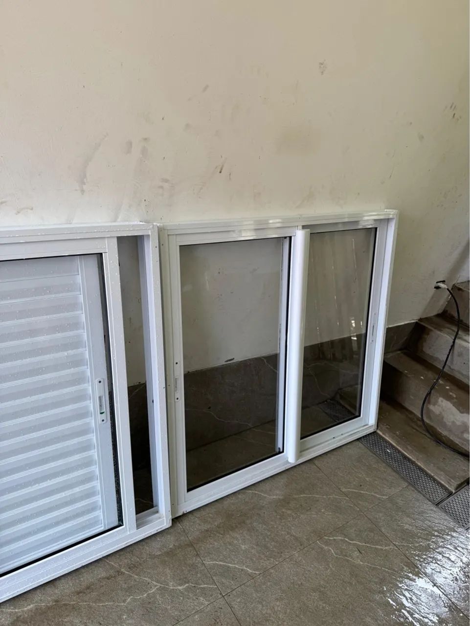 Janela de Alumínio com Veneziana e Vidro