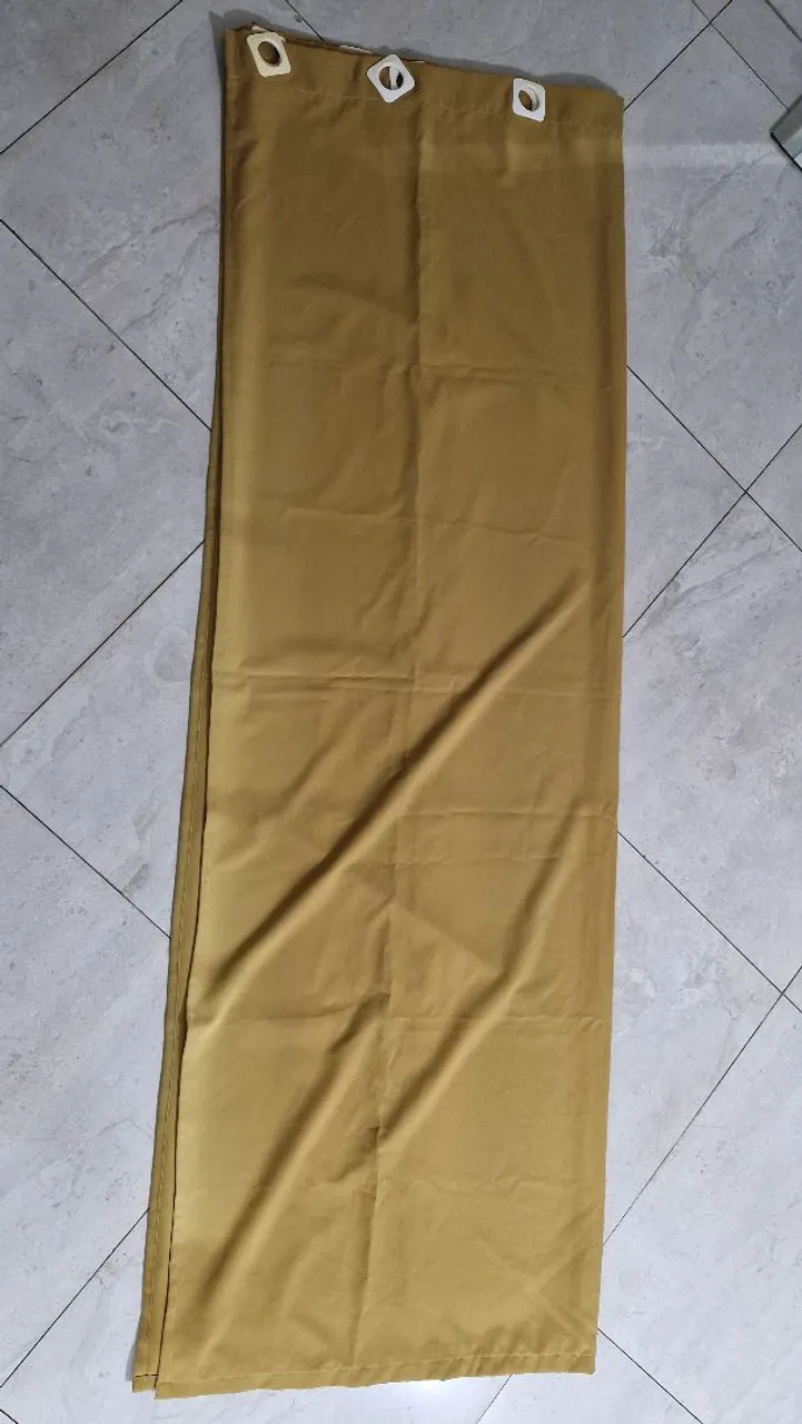 Cortina em tecido cor mostarda para sala