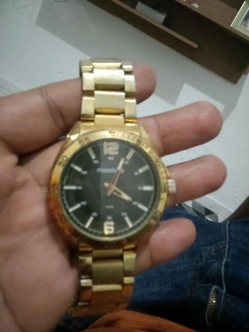 Relógio de pulso dourado masculino