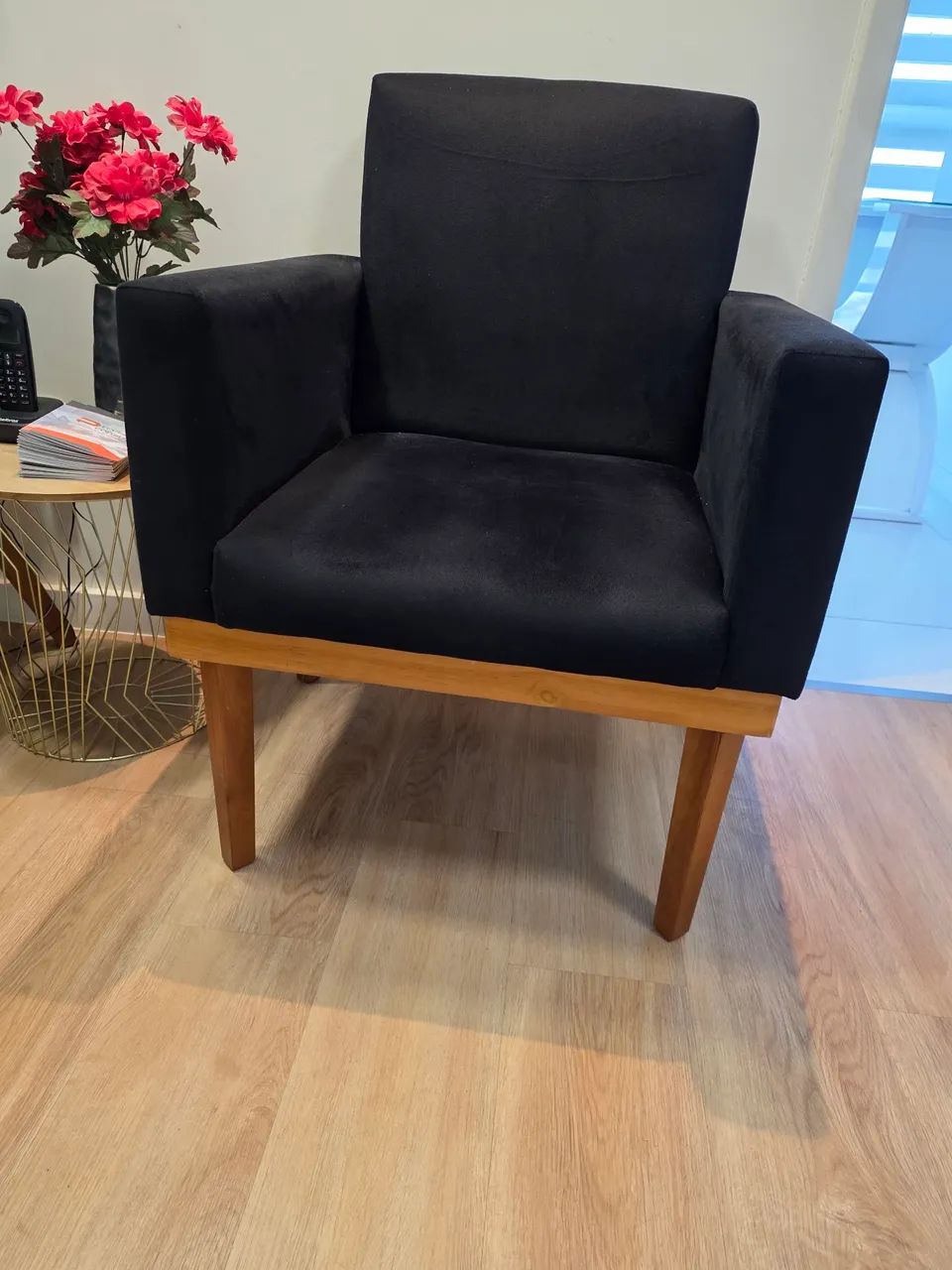 2 poltronas com pés de madeira - Foto 3