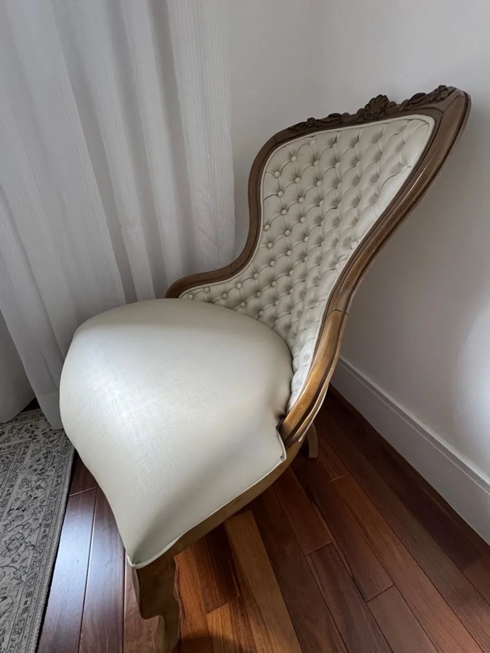 Poltrona Clássica Maria Antonieta com Capitonê - Cor Avelã - Foto 2