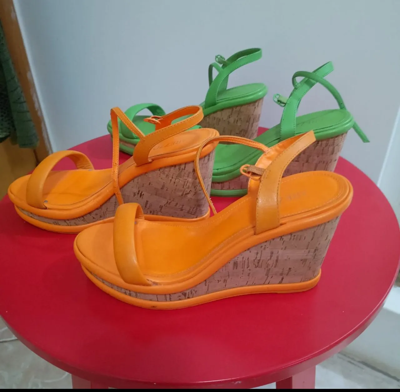 Sandálias plataforma laranja e verde