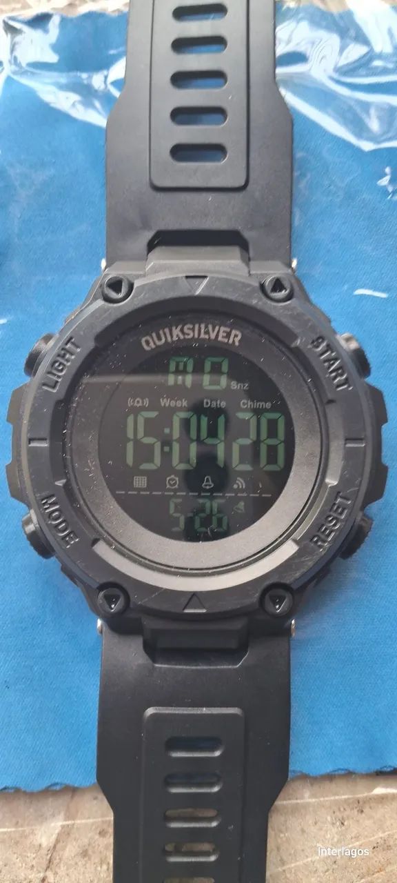 Relogio Quiksilver com cronômetro e alarme.