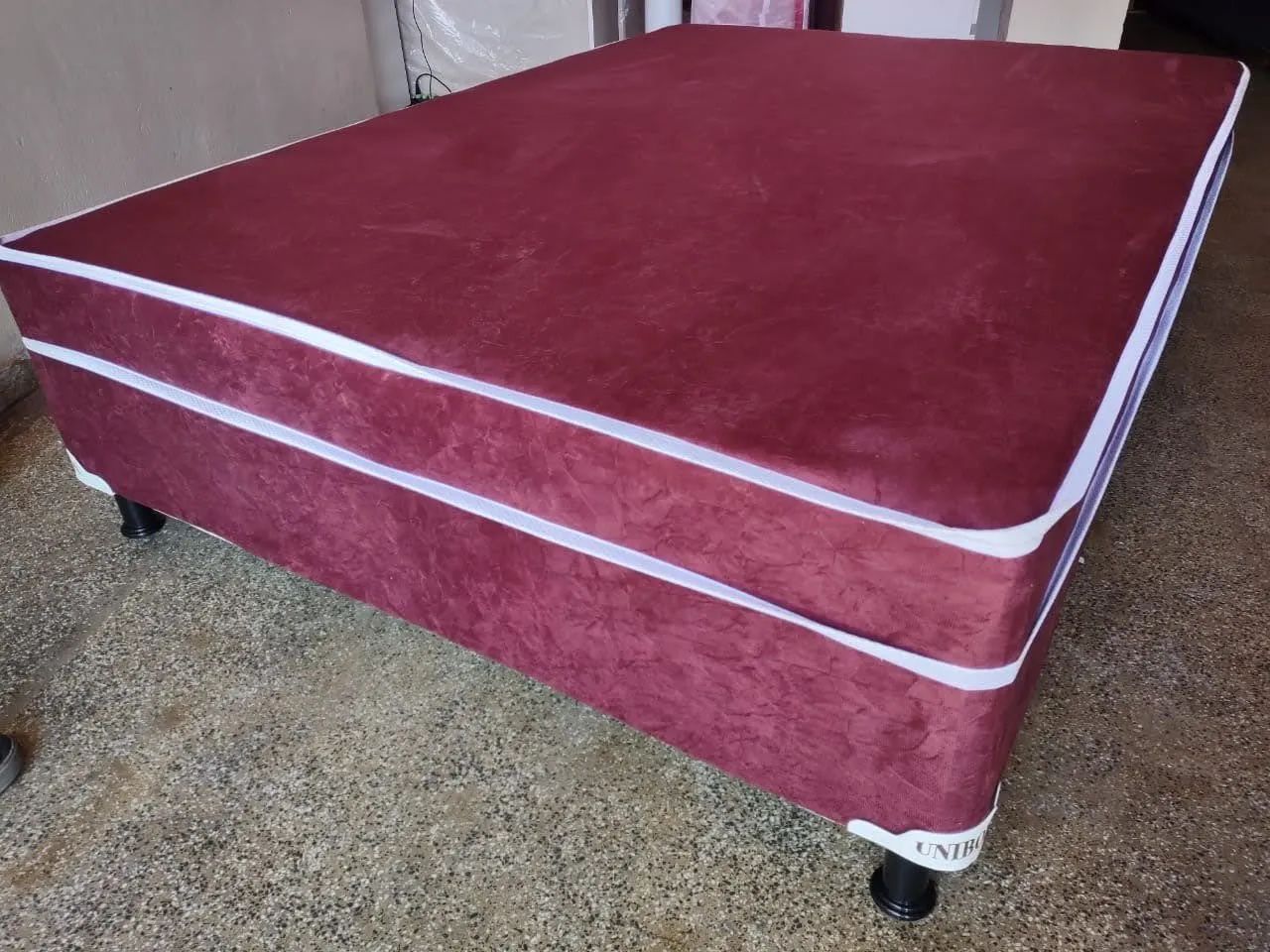 Cama Box Casal Vermelha com Detalhes Brancos