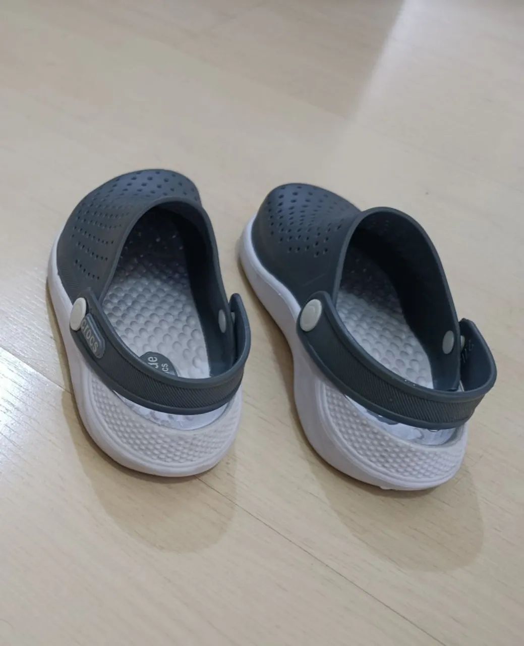 Sandálias Crocs - Tamanho 25 - cinza - praticamente novo  - Foto 2