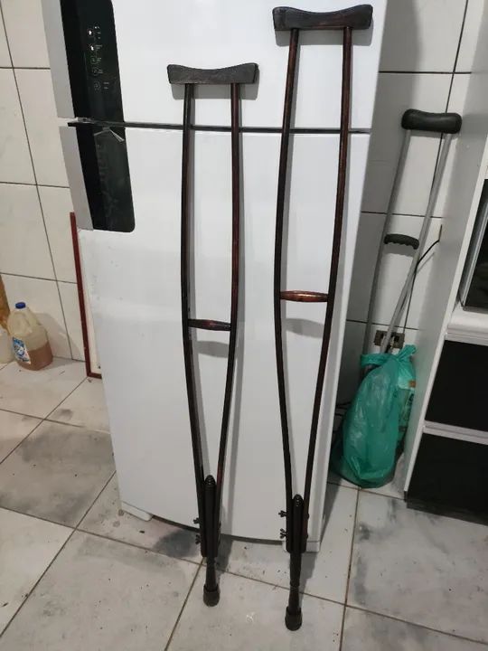 Par de muletas de madeira