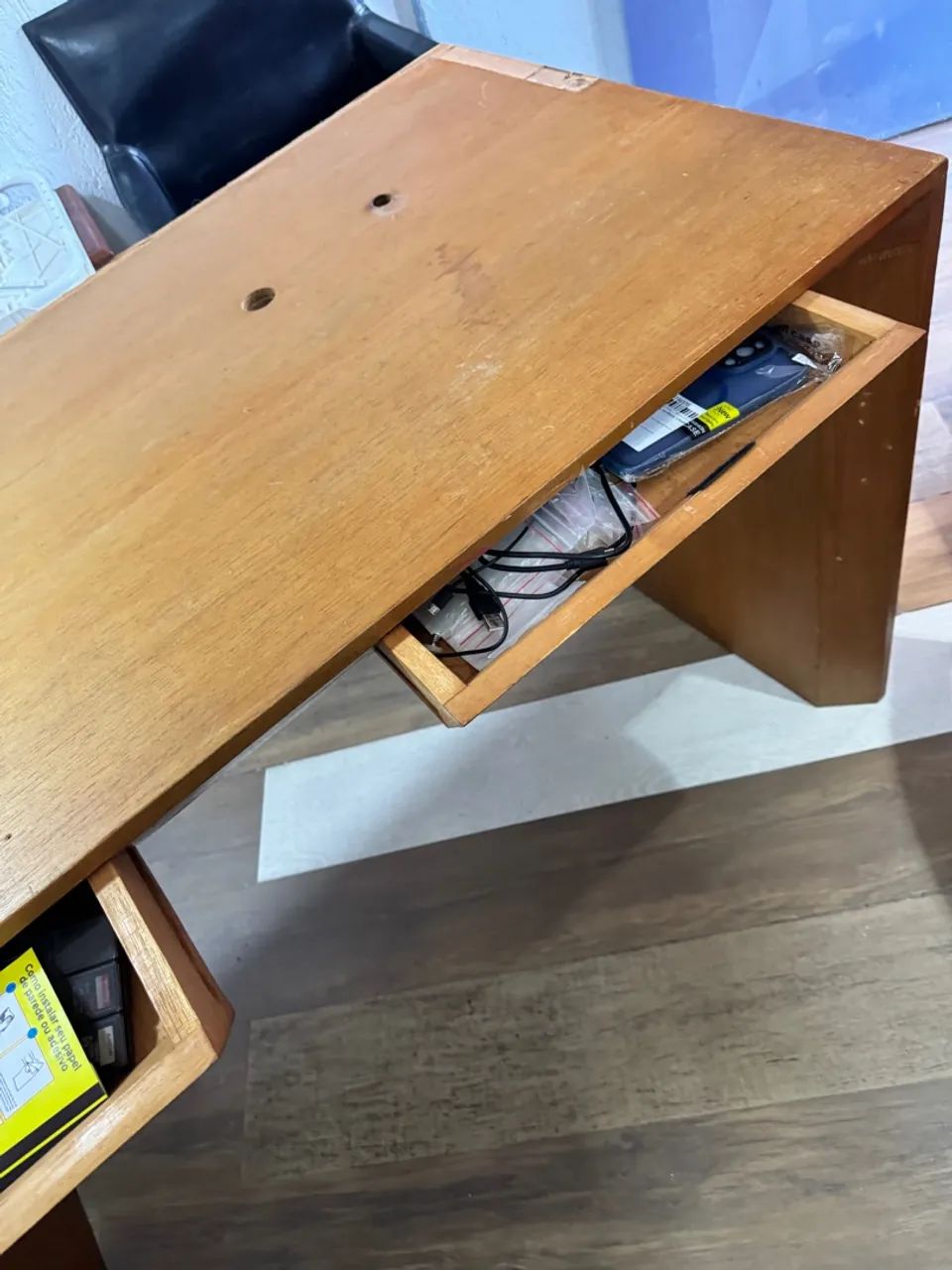 Mesa de Escritório em madeira maciça c/2gavetas embutida design italiano 62cm x 1,30cm  - Foto 6