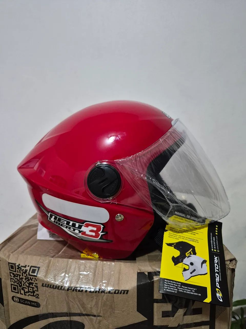 Capacete Vermelho, azul e rosa.