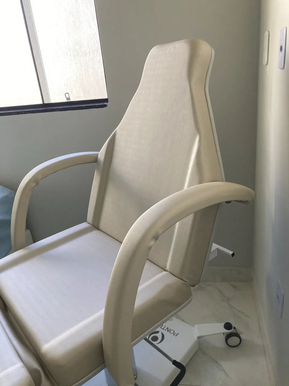 Cadeira e maca profissional Hidráulica PONTUAL + carrinho auxiliar com Lupa PONTUAL - Foto 5