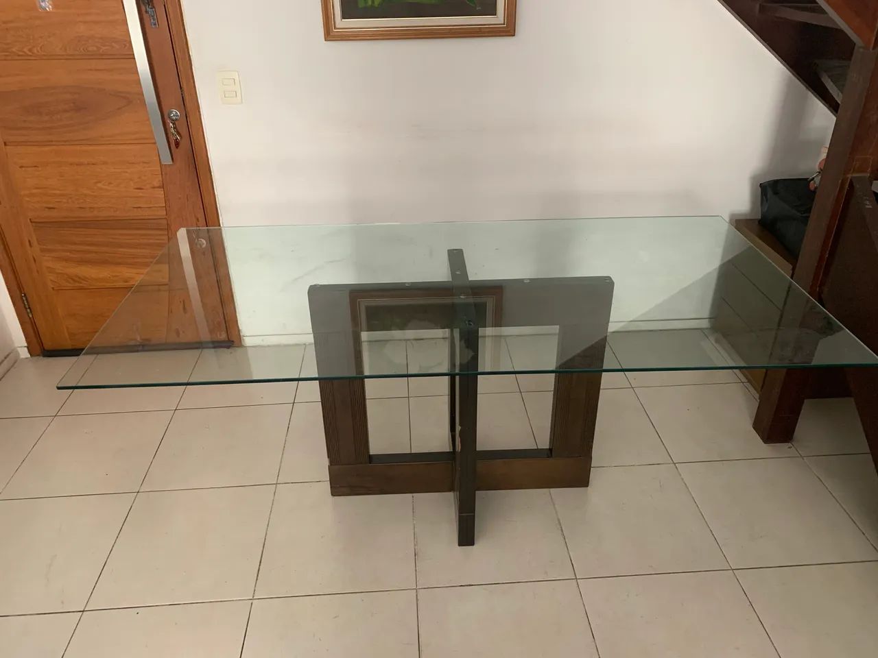 Mesa de vidro com apoio de madeira 