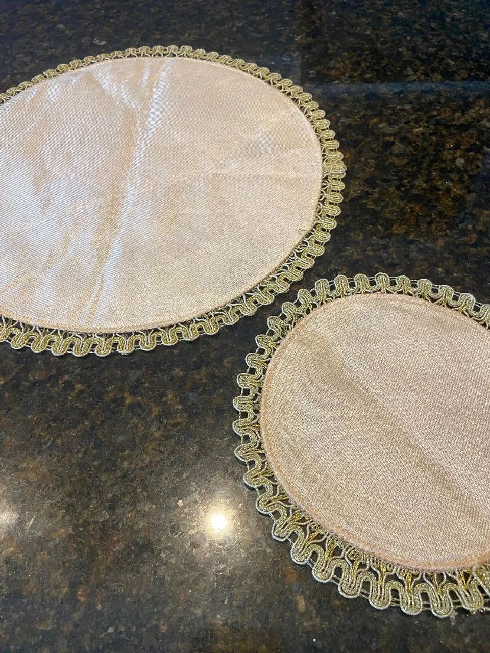 Aparadores de Mesa Decorativos com Bordado Floral - Foto 2