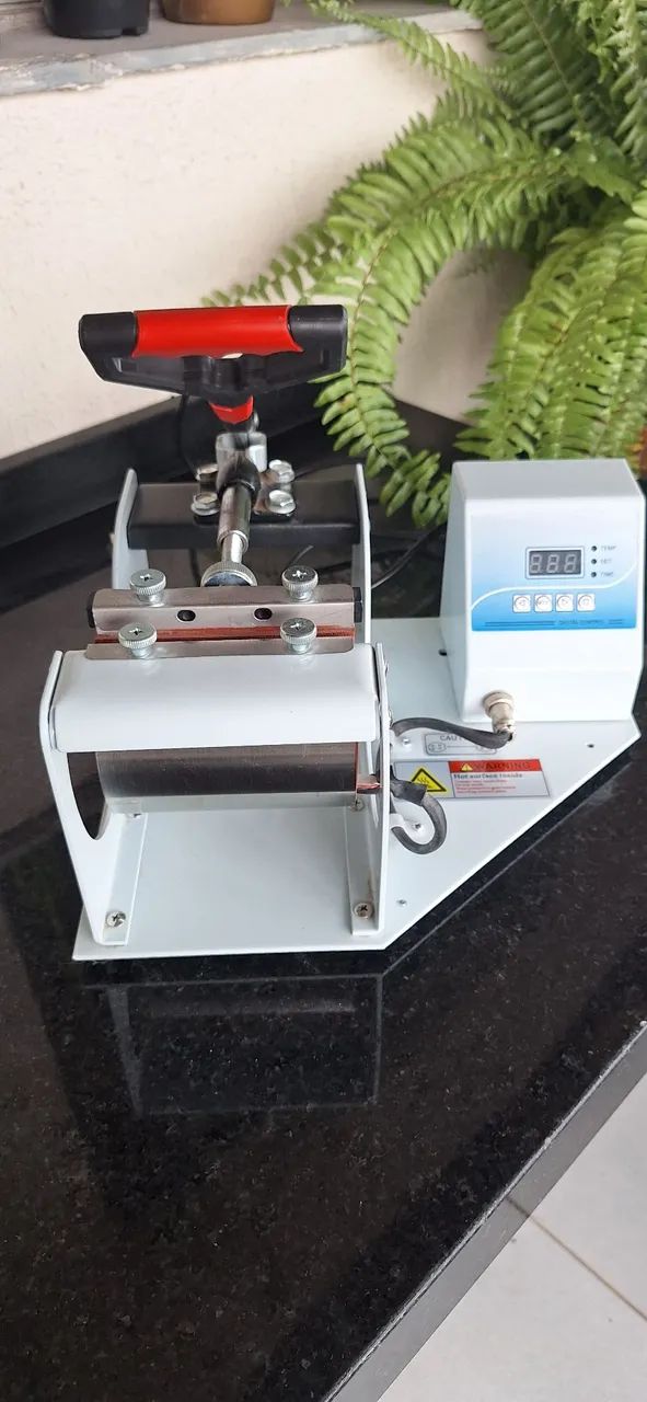Máquina de estampar canecas e garrafas