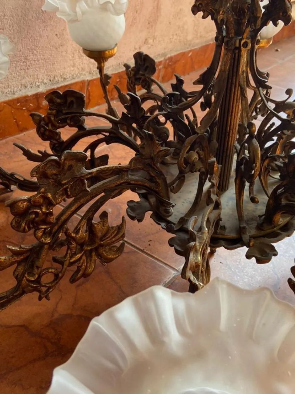 Lustre bronze com 8 copos antigo  - Foto 3