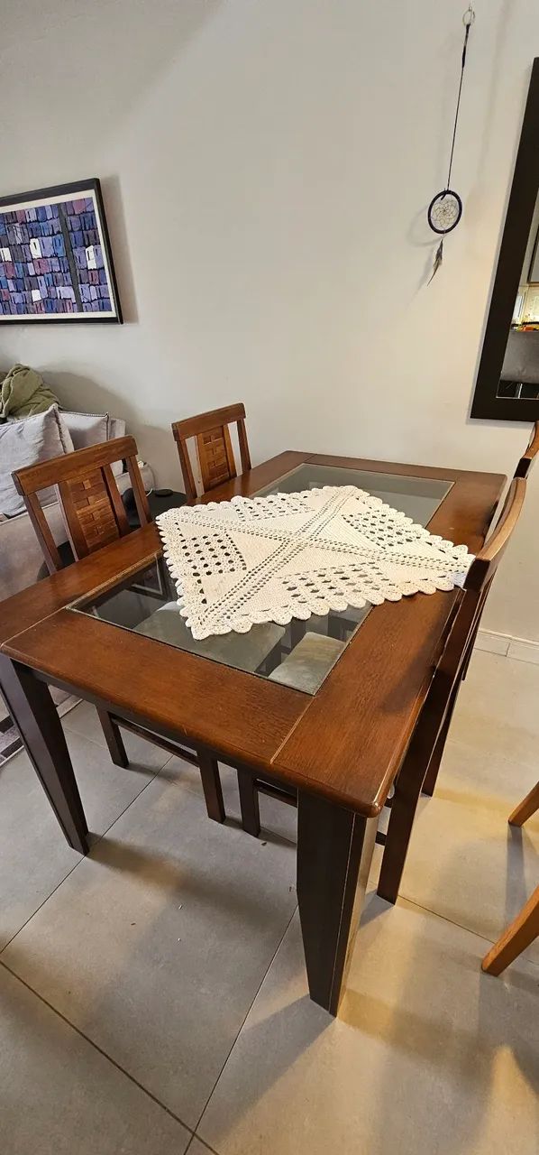 Mesa de Jantar e cadeiras - madeira maciça 