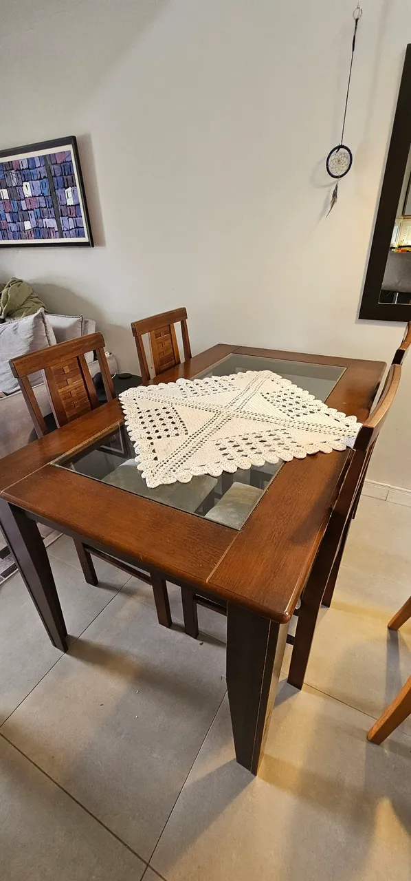 Mesa de Jantar e cadeiras - madeira maciça 