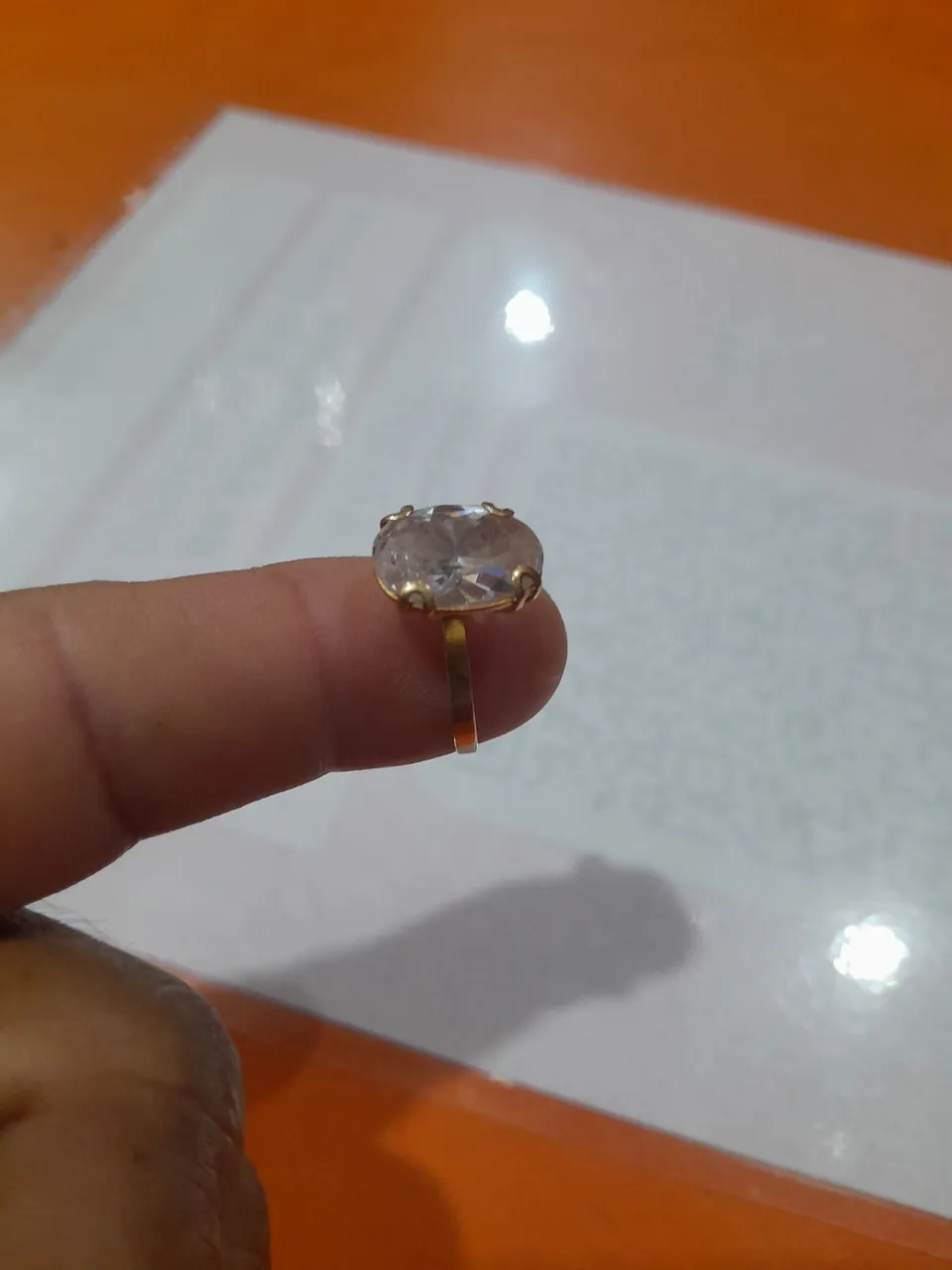 Anel Dourado com Pedra Clara