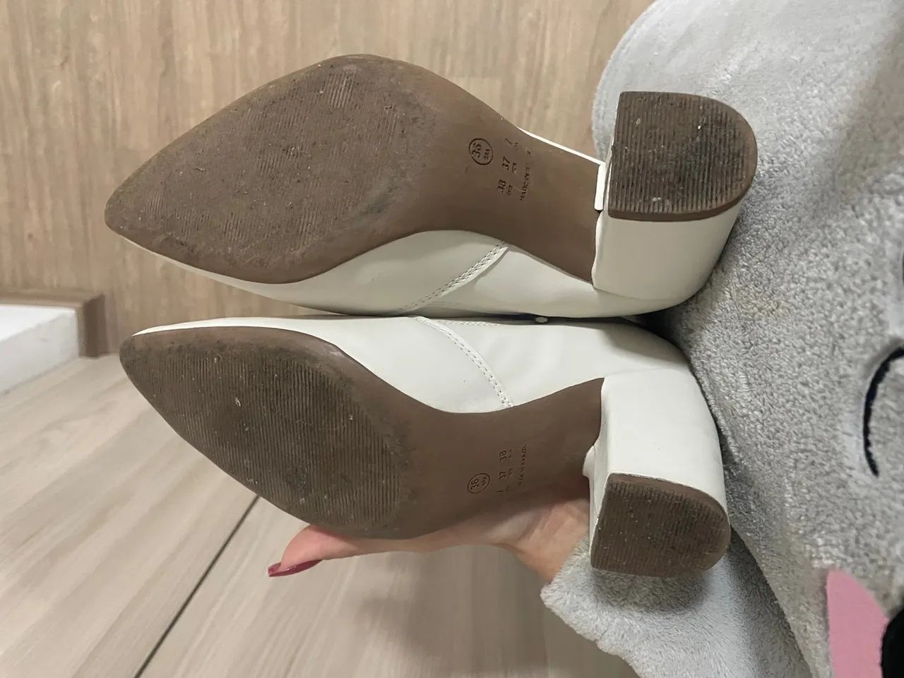 Bota cano alto off white bico fino Domidona - Foto 2
