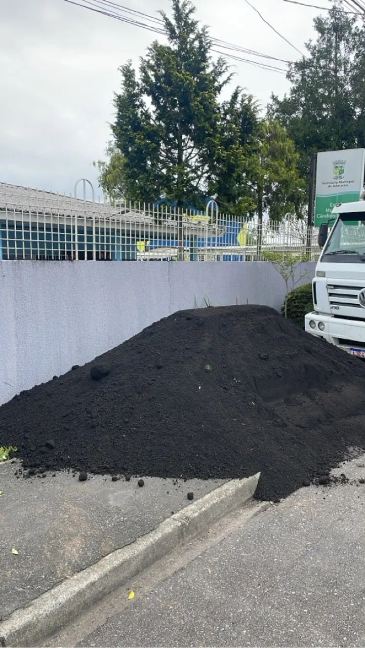 Terra preta peneirada adubada para seu jardim ou plantio! - Foto 2