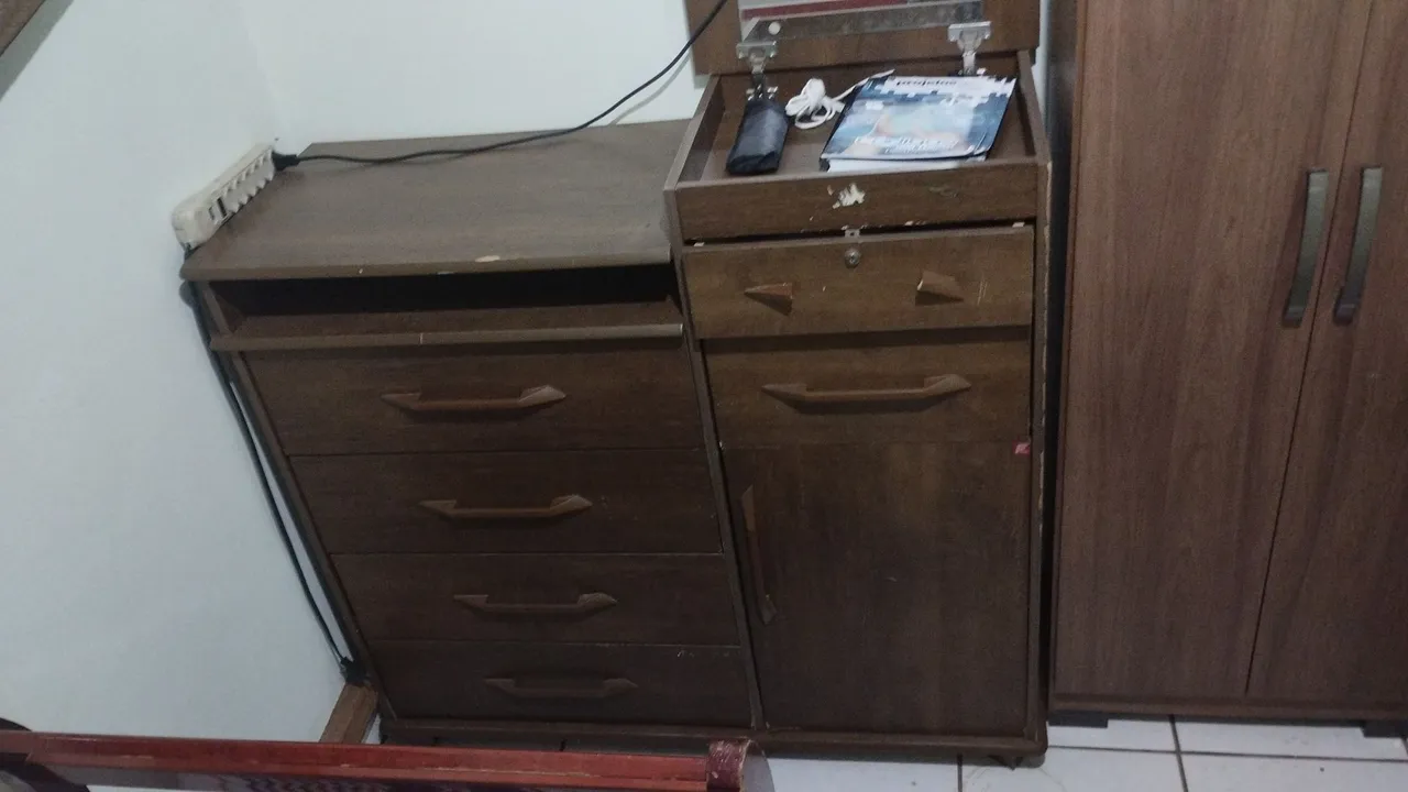 Cômoda com gavetas e armário