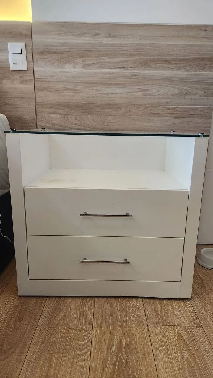 Mesa de cabeceira em laca branca e vidro